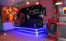 Un café-concert, bien sur scène : Le France à Peyruis…