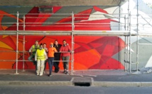 ​Une belle fresque murale et… au milieu passent les voitures !