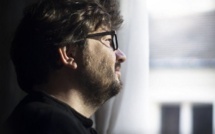 Nicolas Duclos tantôt rêveur et tantôt déchaîné... avec son piano et ses chansons