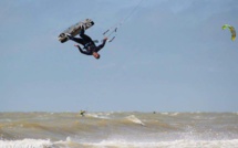 Le  champion Laurent Guyot à repris son activité : le snowkite après près de 8 semaines de confinement dans les Hautes-Alpes.