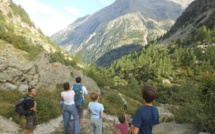 Astro rando, des Randonnée découverte ou sportive, entre sommets enneigés et flore culinaire