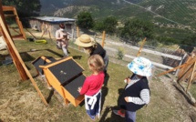 Une ferme pédagogique aux traditions alpines : la petite ferme des regains