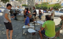 Une terrasse sans bar, improvisée à Sisteron…ou l’on passe !