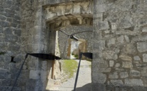 Le Pont-levis est  baissé à Sisteron pour les visiteurs de la Citadelle
