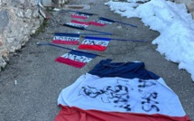 Des drapeaux tricolores, arrachés, tagués et jetés au sol au Monument aux Morts