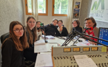 Les pré-ados de l'atelier théâtre du Centre culturel répétent en direct à la radio.