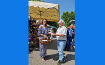 La 1ère dauphine Miss Alpes du Sud 2023 sur le marché de Digne-les-Bains.