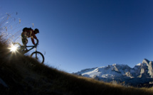 Il va falloir pédaler dur pour la grande traversée des Alpes à VTT