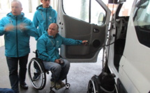 Un entraîneur sportif en fauteuil roulant