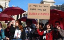 Johanna et Catherine en vert et contre tout à la chaîne humaine pour le climat à Marseille
